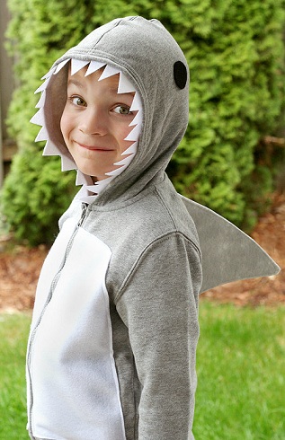 los mejores disfraces caseros niño tiburón