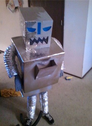 disfraz reciclado de robot para halloween